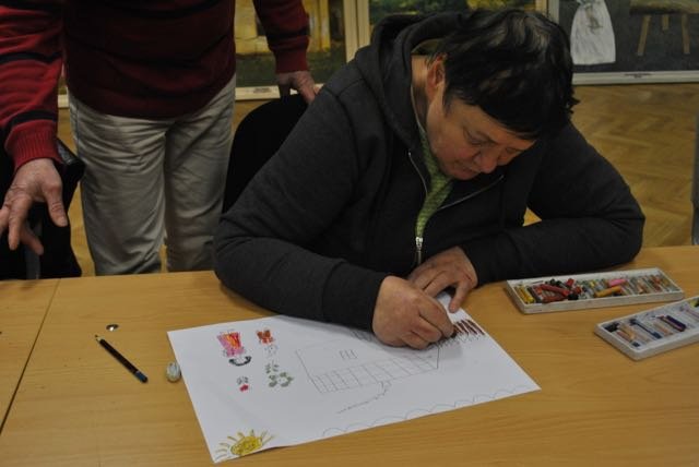 Seniorzy na wystawie i warsztatach